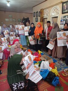 Masyarakat Pasar Rao Pasaman Terima Bantuan Sembako dari Anggota DPR RI Asal Sumbar II Hj. Nevi Zuairina