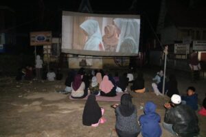 Satgas TMMD ke-117 Gelar Nonton Bareng Dengan Warga Setempat