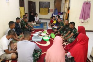 Anggota Satgas TMMD Ke- 117 Makan Malam Bersama Orang Tua Asuh