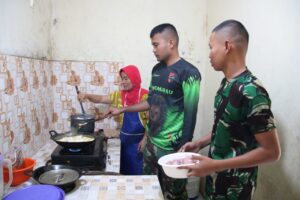 Anggota Satgas TMMD ke – 117 Bantu di Dapur