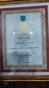 Bupati Eka Putra Terima Penghargaan Tokoh Penggerak Koperasi Madya Dari Dekopin