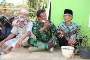 Danramil 08/Biaro Jaga Kearaban dengan Warga Lokasi TMMD