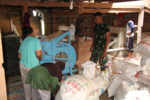 Anggota Satgas TMMD Ke- 117 Berbincang-Bincang Dengan Ketua Kelompok Tani Tenggang Raso