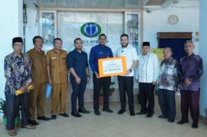 Wako Padang Panjang Fadly Amran Serahkan Dana Hibah 200 Juta ke SMP Hikmah