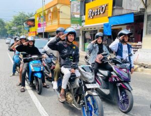 Pengguna Jalan Berhenti dan Nyanyikan Lagu Indonesia Raya di Pertigaan PDAM Padang Panjang