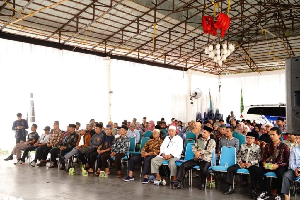 Peduli Dengan Bidang Keagamaan, Bupati Eka Putra Serahkan Bantuan Hibah Senilai 10,3 Milyar Lebih