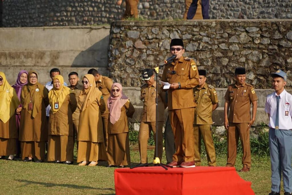 Bertindak Sebagai Pembina Upacara di SMA N 1 Lintau Buo, Bupati Pesankan agar Siswa Jeli Memanfaatkan Peluang