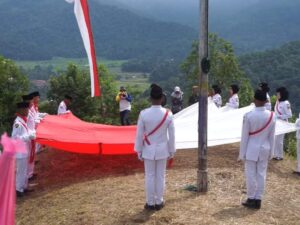 Menjadi Inspektur Penaikan Bendera di Puncak Gunung Kasumbo, Bupati Eka Putra Apresiasi Antusias Masyarakat