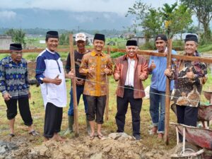 Anggota DPRD Sumbar H. Nurfirman Wansyah, MM Apt Hadiri Peletakan Batu Pertama Pembangunan Mushalla Al-Arasy