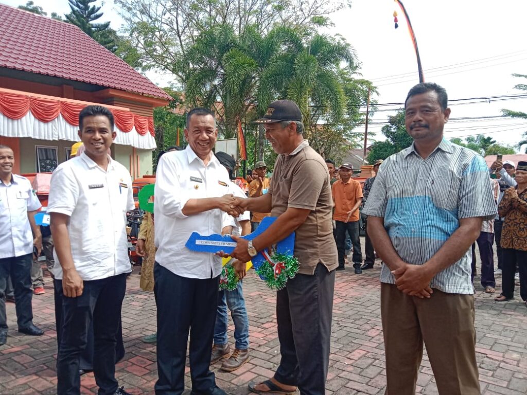 Pemkab Pessel Berikan Bantuan Alsintan Secara Merata Pada Kelompok Tani