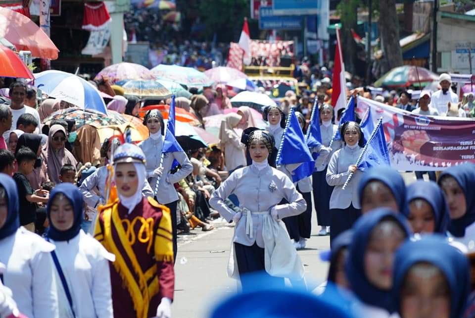 Ribuan Pasang Mata Saksikan Pawai Alegoris Kota Batusangkar