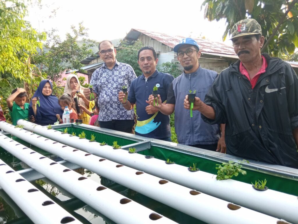 Pabrik AQUA Solok Bantu Petani Kembangkan Sistem Aquaponik