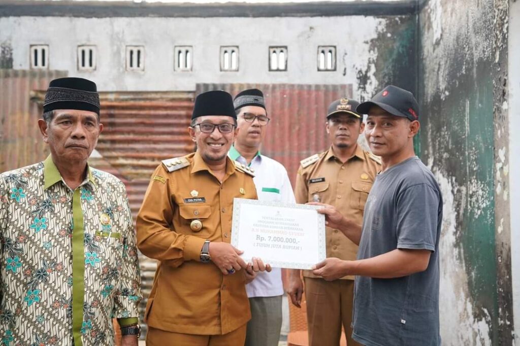 Serahkan Bantuan Korban Kebakaran, ini Himbauan Bupati