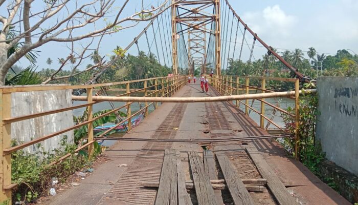 Warga Tutup Akses Jembatan Gantung di Pessel, Ini Penyebabnya