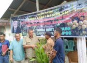 Zarfi Deson Serahkan Puluhan Ribu Bibit Pinang Batara dan Pupuk Kompos Untuk Petani Pessel