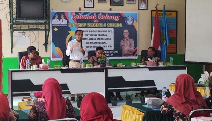 Peran Kepala Dinas Pendidikan dan Kebudayaan di IHT Pengembangan Pembelajaran di SMPN 4 Sutera