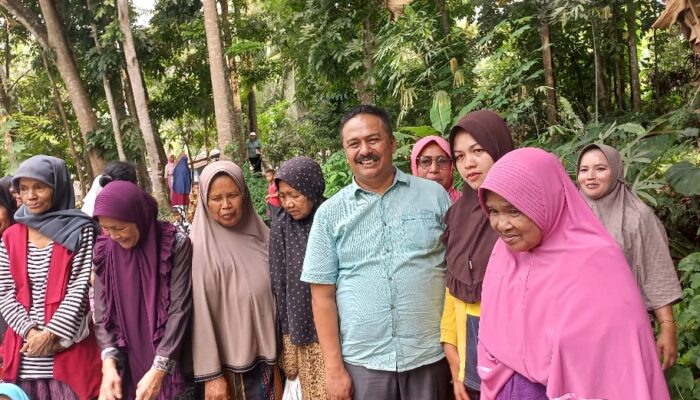 Lelang Tiga Lubuak, Suherman dan Khairul Abdi Bagi Ikan Kepada Masyarakat Nagari Tanjung