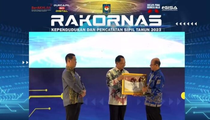 Disdukcapil Tanah Datar Raih Penghargaan Dukcapil Prima Award Tahun 2023 Dari Kemendagri