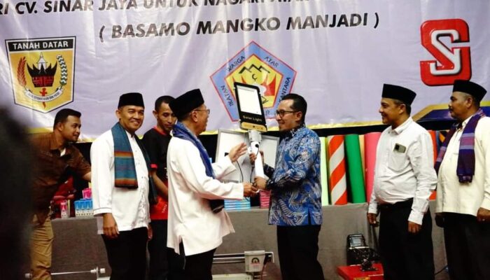 Bupati Eka Putra Terima PJU Solar Cell