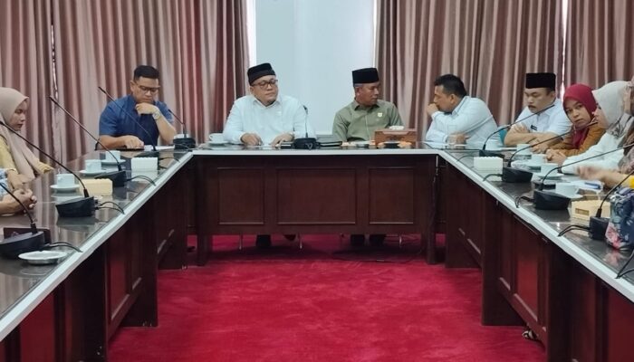 Pastikan Keberlangsungan PBM , Puluhan Wali Murid Sambangi DPRD Tanah Datar