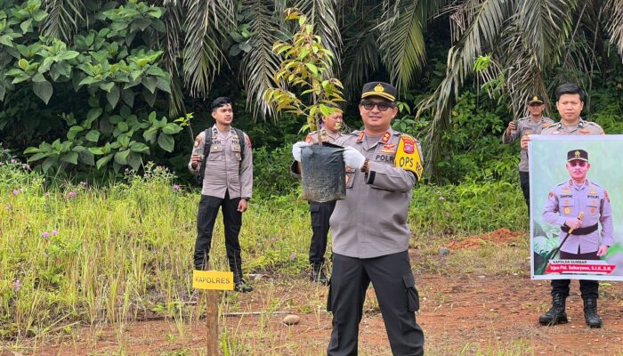 Lestarikan Lingkungan, Polres Dharmasraya Giatkan Tanam Pohon Serentak