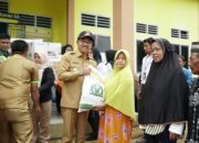 Wabup H. Yulian Efi Salurkan Bantuan Pangan dan Peralatan UMKM di SBH