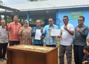 Pemkab Tanah Datar Serahkan Bantuan Bagi BSI Tiga Saudara