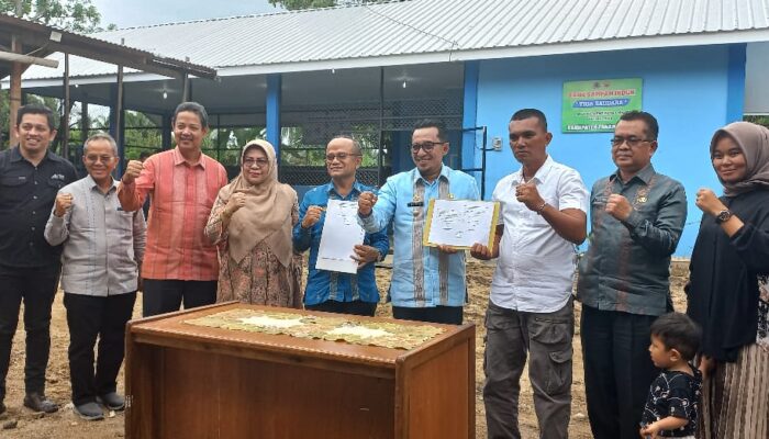 Pemkab Tanah Datar Serahkan Bantuan Bagi BSI Tiga Saudara