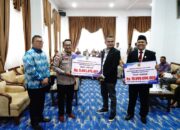 Bupati Eka Putra Serahkan Dana Hibah Pilkada Serentak Tahun 2024