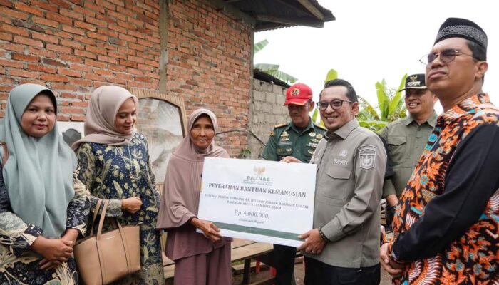 Peduli Warganya, Bupati Eka Putra Serahkan Bantuan di Jorong Baringin