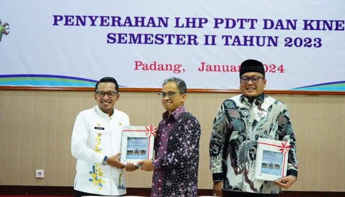 Bupati Tanah Datar Terima LHP PDTT Kepatuhan Belanja Daerah 2023 Dari BPK