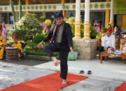 Hadir Langsung di Mulok Keminangkabauan SMPN 8, Hendri Septa Peragakan Sipak Rago