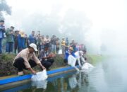 Bupati Eka Putra Melepas Benih Ikan di Embung Talago