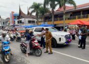 Hujan Abu Vulkanik Selimuti Batusangkar, Bupati Bagikan Masker