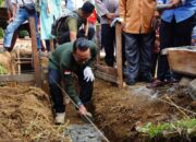 Badrijon Terima Bantuan RTLH, Bupati Eka Putra Letakkan Batu Pertama