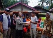 Bupati Eka Putra Serahkan Bantuan Bagi Korban Banjir Bandang di Barulak