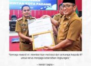 Hendri Septa Berikan Reward Kepada Tiga RT Pelaksanaan Padang Bagoro Terbaik Tahun 2024