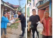 Pasca Banjir di Pessel, Welly Bernando Bagi Sembako di Pasar Salido