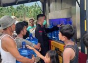 Satuan Brimob Sumbar Salurkan Air Bersih Pasca Banjir di Pesisir Selatan