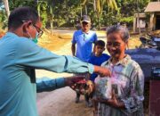 Kemenag Pessel Bagikan 1000 Takjil dan Pakaian Pada Korban Banjir dan Longsor