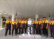 Anggota Komisi VI Fraksi PKS  DPR RI Hj. Nevi Zuairina Berbagi Paket Ramadhan untuk Porter dan CS Bandara Internasional Minangkabau