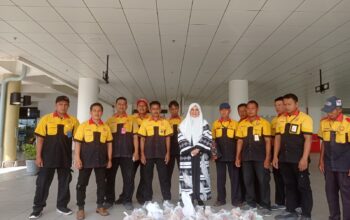 Anggota Komisi VI Fraksi PKS  DPR RI Hj. Nevi Zuairina Berbagi Paket Ramadhan untuk Porter dan CS Bandara Internasional Minangkabau