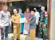 Babinsa Koramil 03/Sungai Sariak Bersama babinkamtibmas Dampingi Pembagian BLT di Kantor Nagari