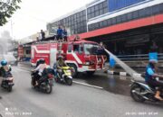 Dihujani Abu Vulkanik, Damkar Kembali Lakukan Penyiraman Jalan dan Pembersihan Masjid