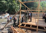 Pemko Bangun MCK dan Jembatan Darurat di Lubuk Mata Kucing