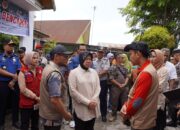 Kunjungi Posko Pengungsi di Pasar Usang, Mensos Risma Ingatkan Waspadai Banjir Susulan