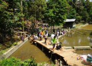 Warga Tanjung Bersama Aparat Gotong Royong Bangun Jembatan Darurat