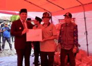 Pj Wako Sonny Serahkan Bantuan dari Tiga Sumber kepada Warga Terdampak Banjir Bandang