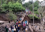 Bupati Tinjau Pembangunan Jembatan Darurat Menuju Nagari Sungai Jambu