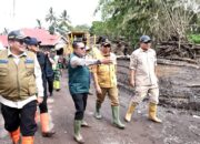 Bupati Eka Putra Dampingi Kepala BNPB Tinaju Lokasi Terdampak Bencana Banjir Bandang